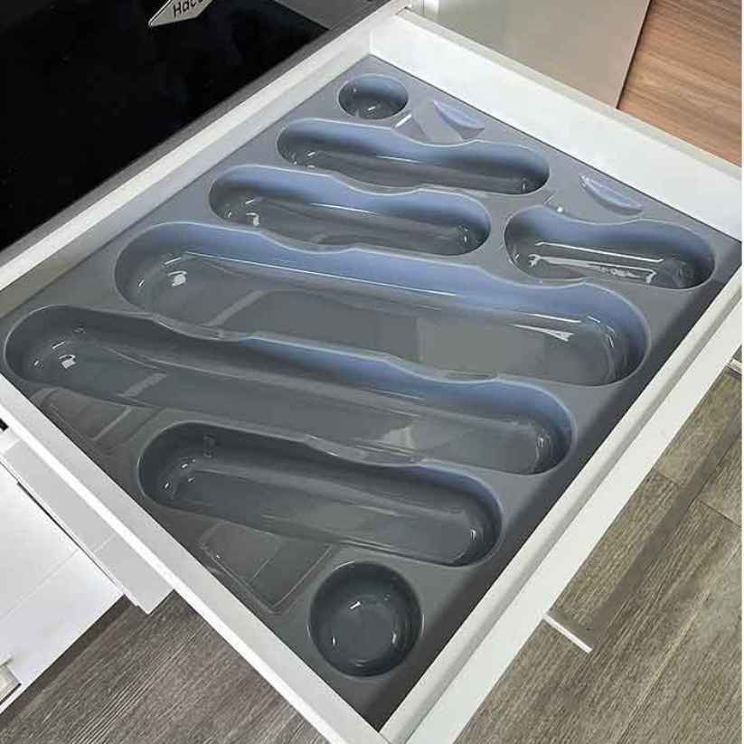 Organizador de utensilios y cubiertos 001 gris y vacío dentro de un cajón