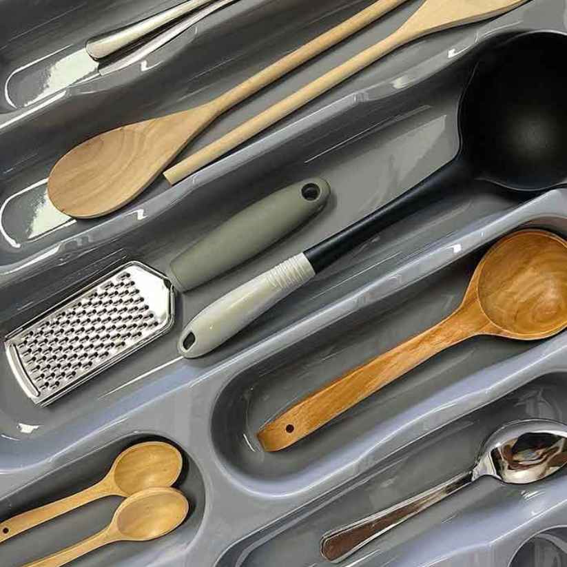 Organizador de utensilios y cubiertos 001 gris con cubiertos y utensilios organizados en sus compartimentos