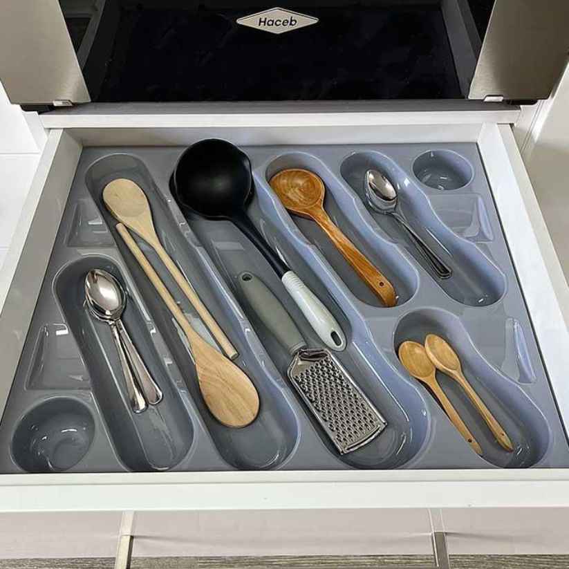 Organizador de utensilios y cubiertos 001 gris con cubiertos y utensilios organizados en sus compartimentos