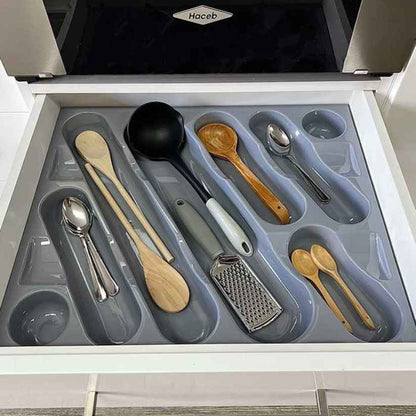 Organizador de utensilios y cubiertos 001 gris con cubiertos y utensilios organizados en sus compartimentos