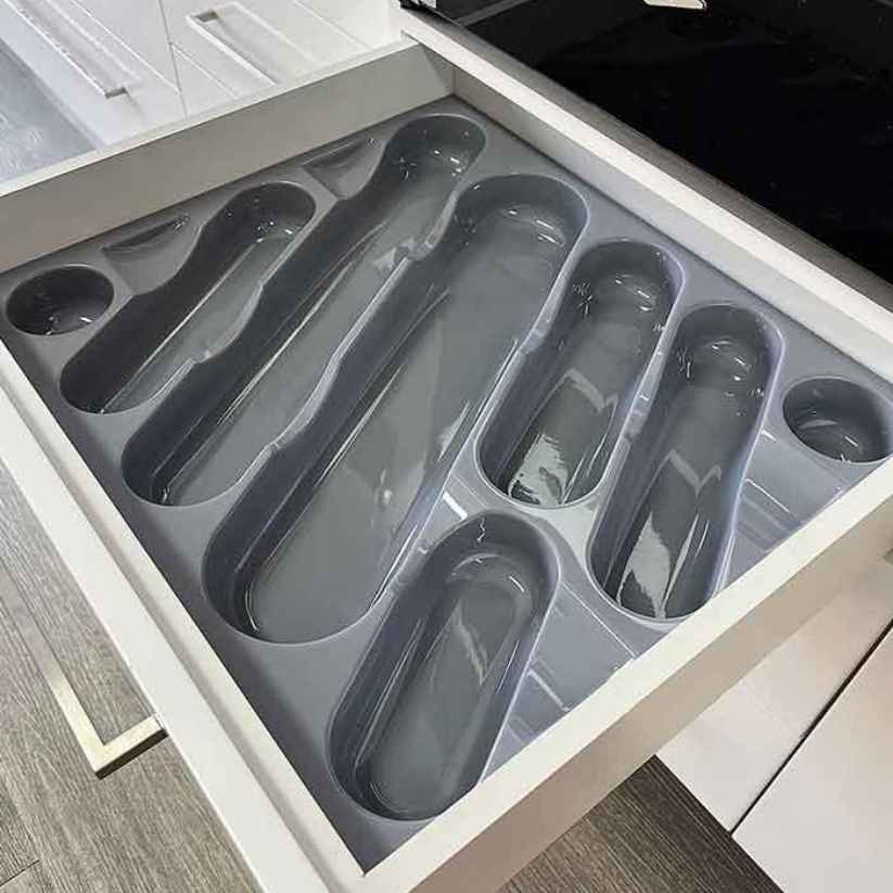 Organizador de utensilios y cubiertos 001 gris y vacío dentro de un cajón