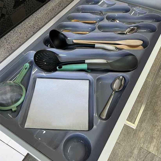 Organizador de utensilios y cubiertos 002 gris con cubiertos y utensilios organizados en sus compartimentos