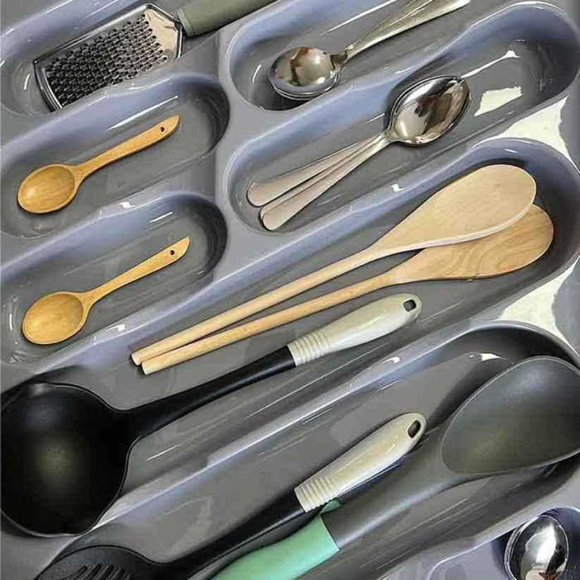 Organizador de utensilios y cubiertos 002 gris con cubiertos y utensilios organizados en sus compartimentos