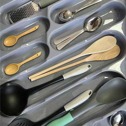 Organizador de utensilios y cubiertos 002 gris con cubiertos y utensilios organizados en sus compartimentos