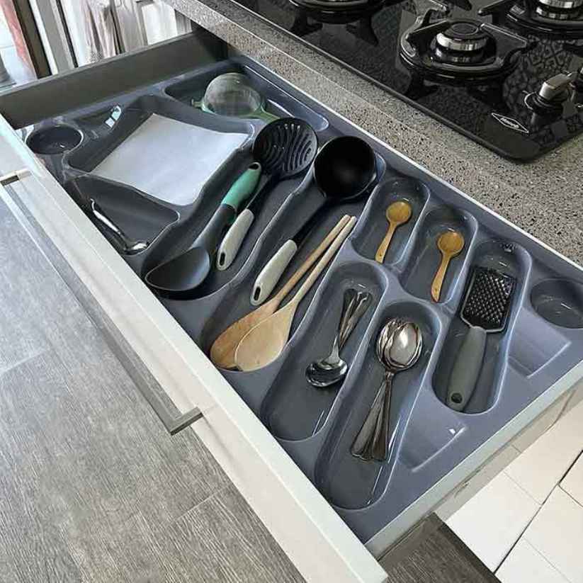 Organizador de utensilios y cubiertos 002 gris con cubiertos y utensilios organizados en sus compartimentos