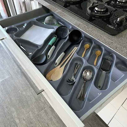 Organizador de utensilios y cubiertos 002 gris con cubiertos y utensilios organizados en sus compartimentos