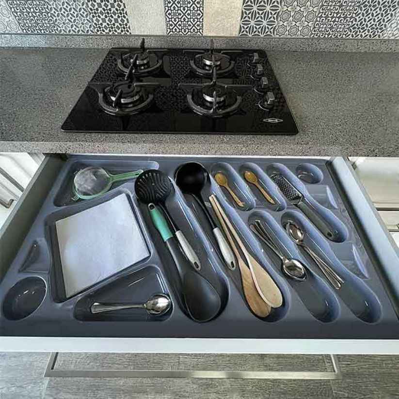 Organizador de utensilios y cubiertos 002 gris con cubiertos y utensilios organizados en sus compartimentos