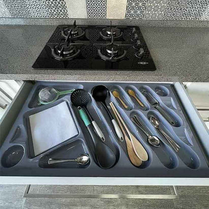 Organizador de utensilios y cubiertos 002 gris con cubiertos y utensilios organizados en sus compartimentos