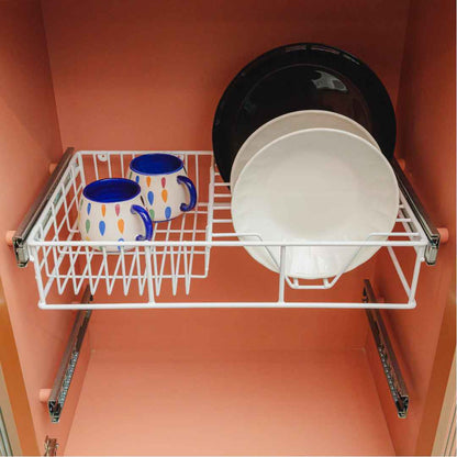 Organizador de vajilla plastificado blanco con platos y tazas dentro de un mueble abierto