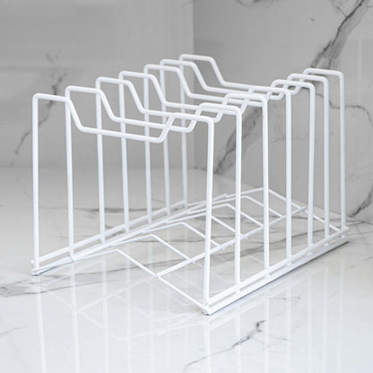 Organizador multifunción en color blanco, vacío sobre una encimera