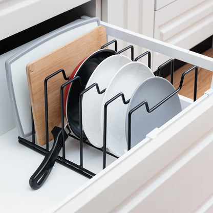 Organizador multifunción en color negro, con platos, sartén y tablas dentro de un cajón