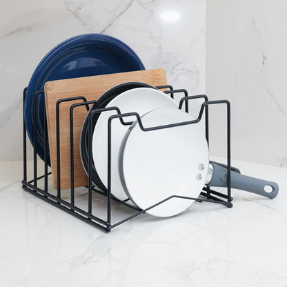 Organizador multifunción en color negro, con tablas, tapas y utensilios de cocina sobre una encimera