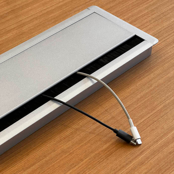 Pasacable de aluminio con cierre lento con cables pasando por la abertura con cepillo