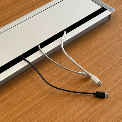 Pasacable de aluminio con cierre lento con cables pasando por la abertura con cepillo