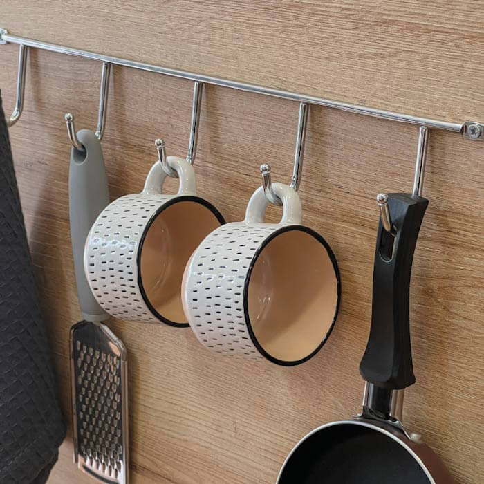 Perchero cromado 002 con tazas y utensilios de cocina colgados