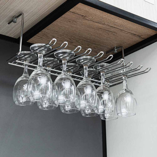 Porta copas cromado de 5 filas instalado bajo una repisa con copas colgadas