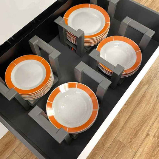 Porta platos Blum varias unidades con platos de borde naranja dentro de un cajón