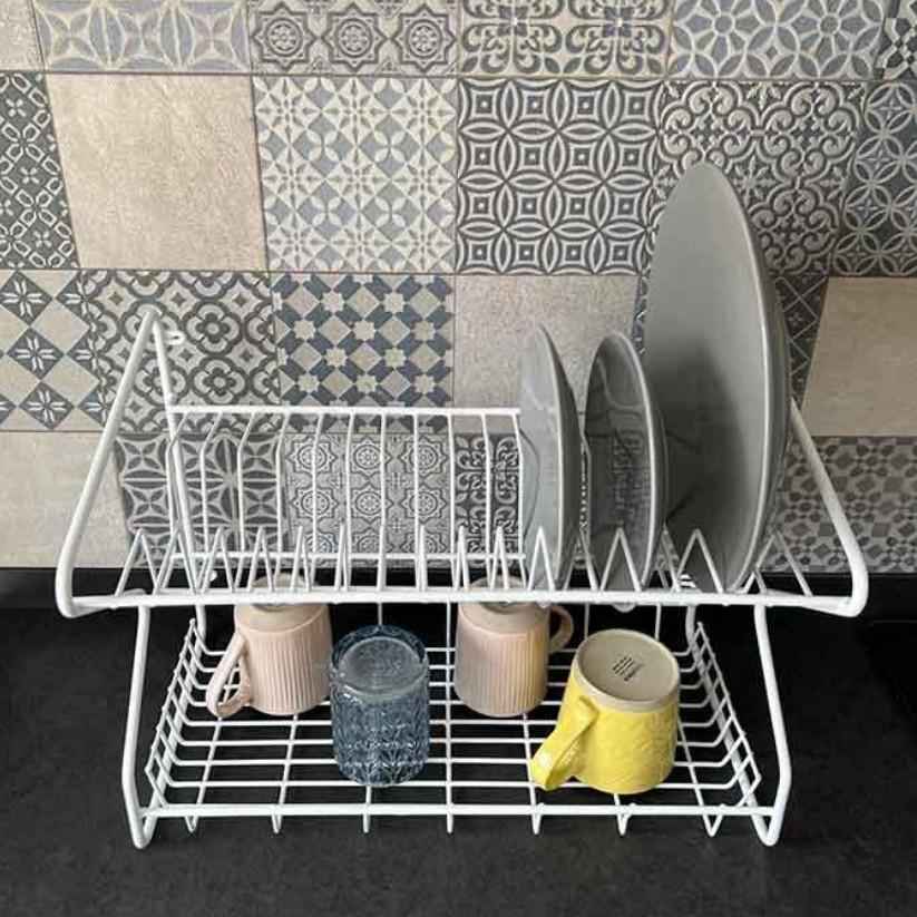 Porta platos y tazas plastificado blanco con platos en el nivel superior y tazas debajo