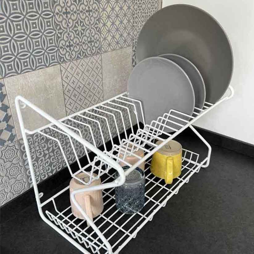 Porta platos y tazas plastificado blanco con platos en el nivel superior y tazas debajo