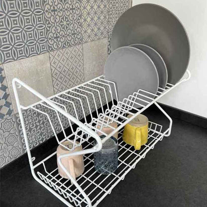 Porta platos y tazas plastificado blanco con platos en el nivel superior y tazas debajo