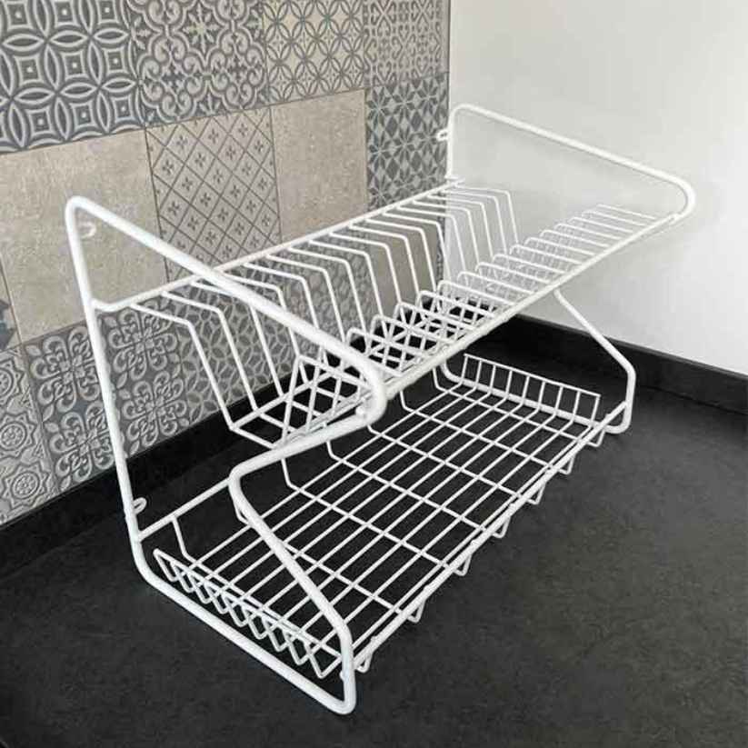 Porta platos y tazas plastificado blanco y vacío sobre una encimera