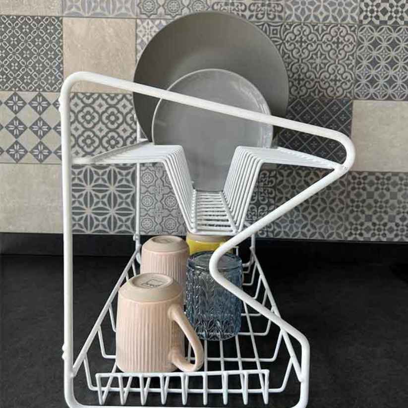 Porta platos y tazas plastificado blanco con platos en el nivel superior y tazas debajo