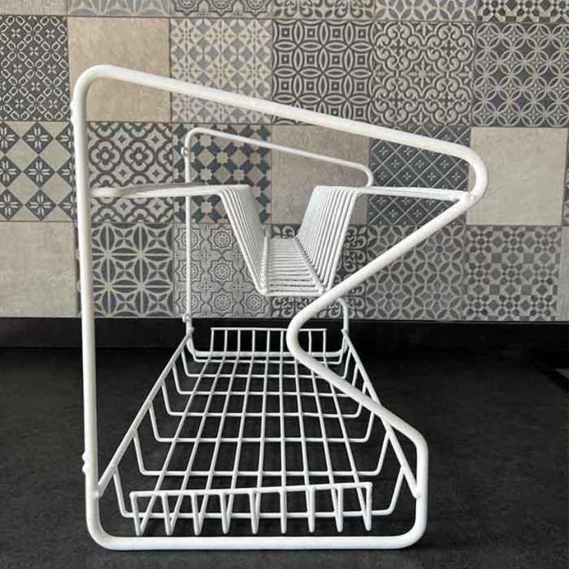 Porta platos y tazas plastificado blanco y vacío sobre una encimera