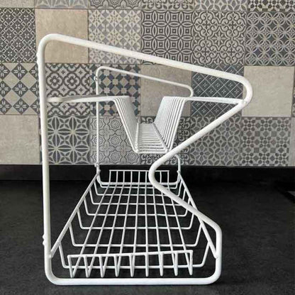 Porta platos y tazas plastificado blanco y vacío sobre una encimera