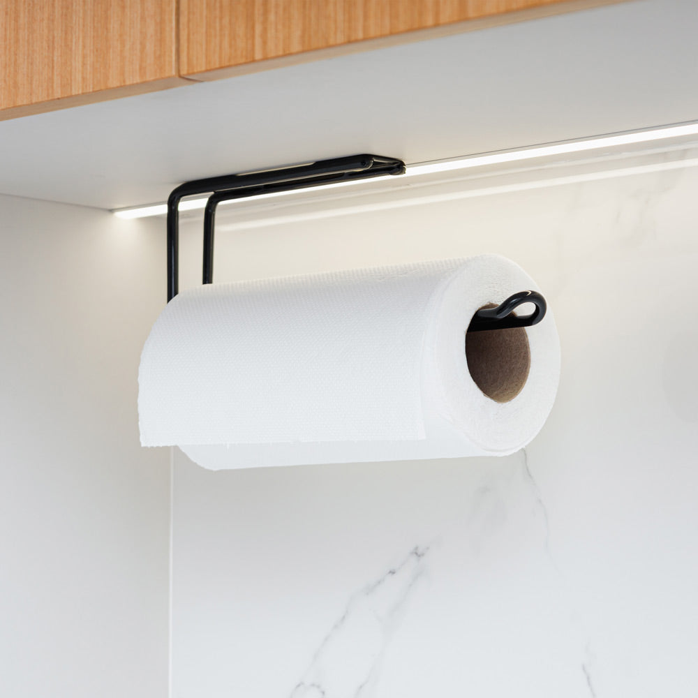 Porta rollo de papel plastificado 002 en color negro, instalado bajo un mueble con rollo de papel