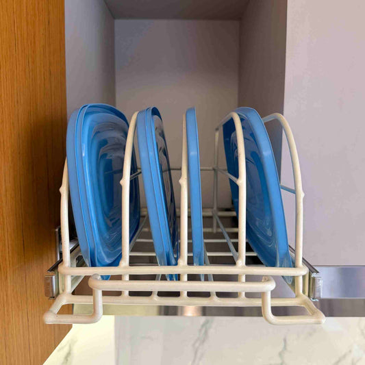 Porta tapas de taper extraíble con tapas azules organizadas verticalmente