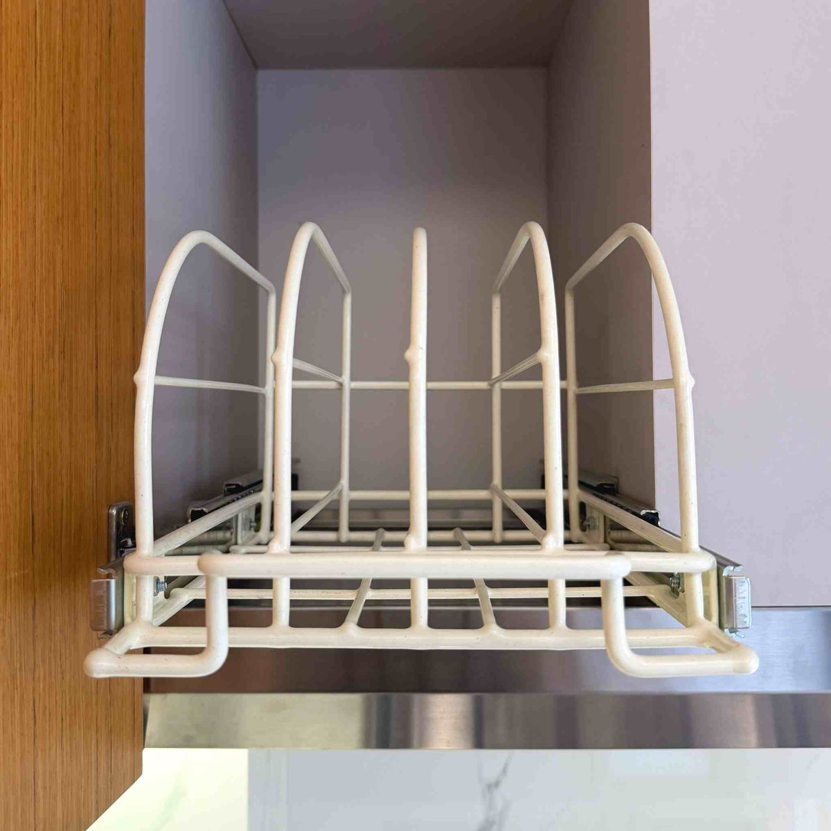 Porta tapas de taper extraíble vacío y extraído del mueble