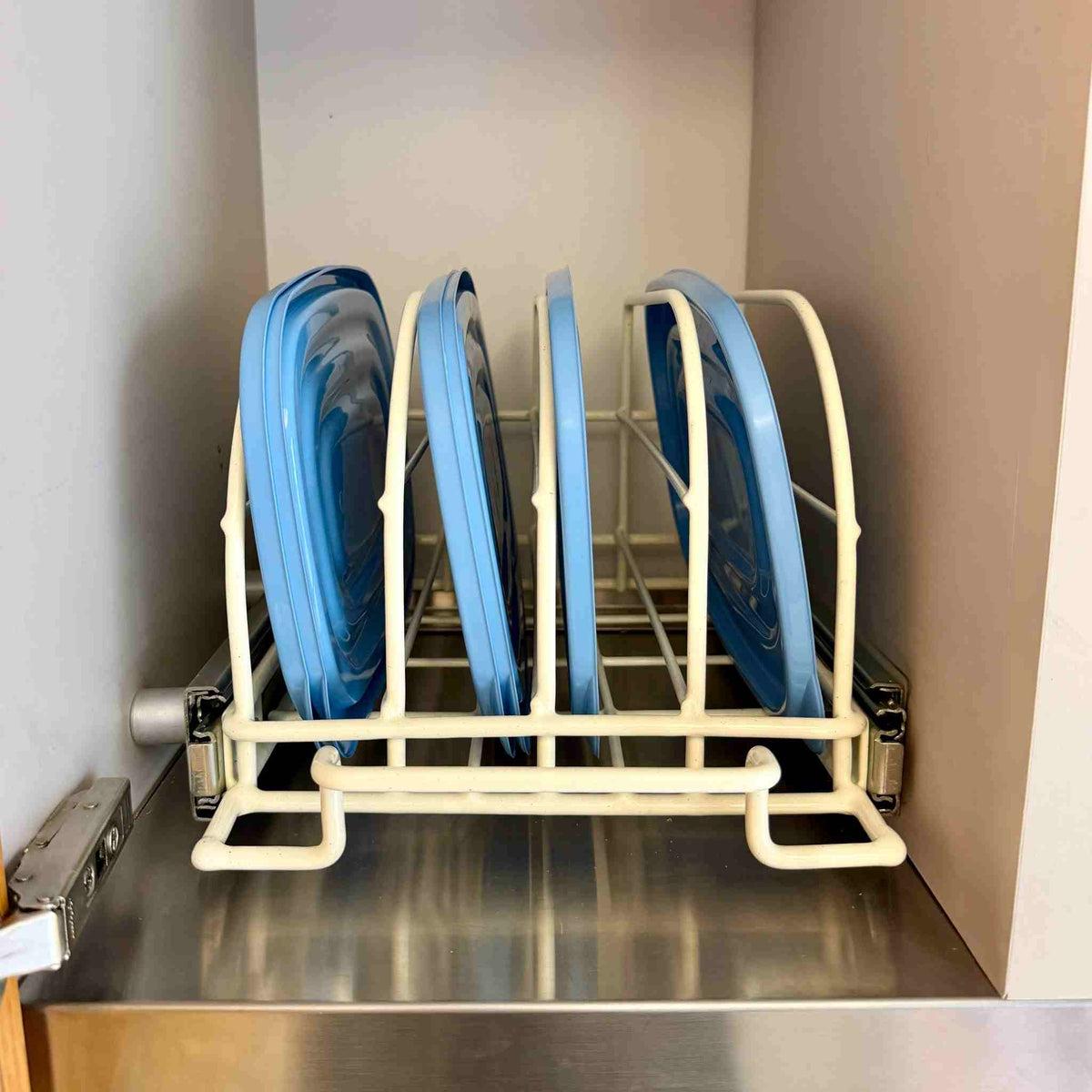 Porta tapas de taper extraíble con tapas dentro del mueble