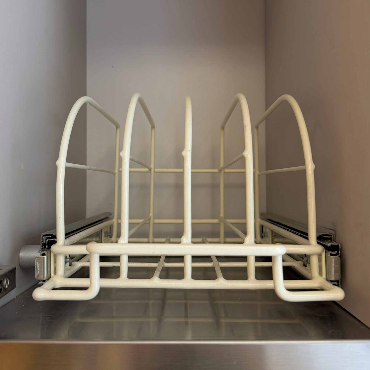 Porta tapas de taper extraíble vacío dentro del mueble