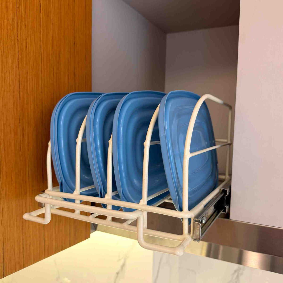 Porta tapas de taper extraíble extraído del mueble con tapas azules