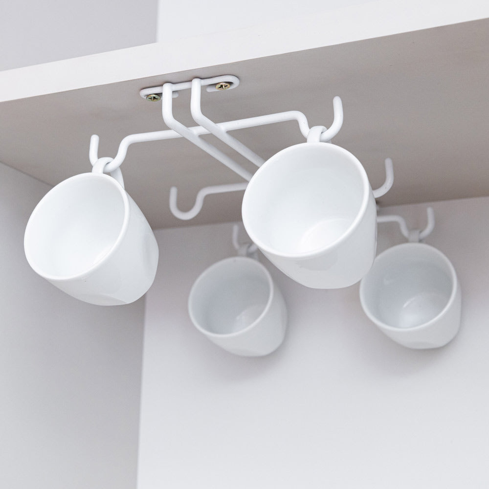 Porta tazas plastificado 002 en color blanco, con tazas blancas colgadas bajo una repisa