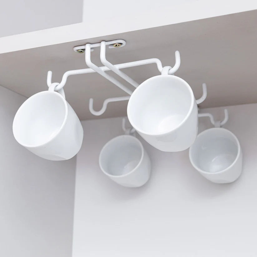 Porta tazas plastificado 002 en color blanco, con tazas blancas colgadas bajo una repisa