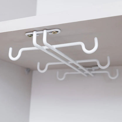 Porta tazas plastificado 002 en color blanco, vacío bajo una repisa