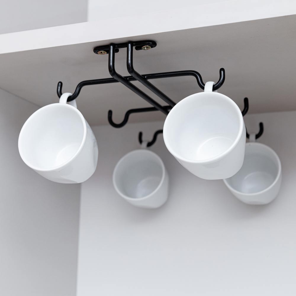 Porta tazas plastificado 002 en color negro, con tazas blancas colgadas bajo una repisa
