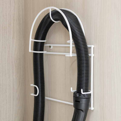 Porta tubo de aspiradora en color blanco, con la manguera de la aspiradora colocada