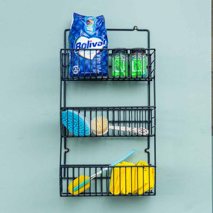 Rack auxiliar en color negro, con productos y accesorios de limpieza en sus tres canastas