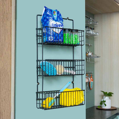 Rack auxiliar en color negro, con productos y accesorios de limpieza en sus tres canastas