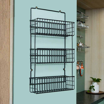 Rack auxiliar en color negro, vacío e instalado en la puerta de un mueble