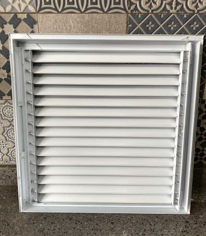 rejilla de ventilacion con puerta color blanco