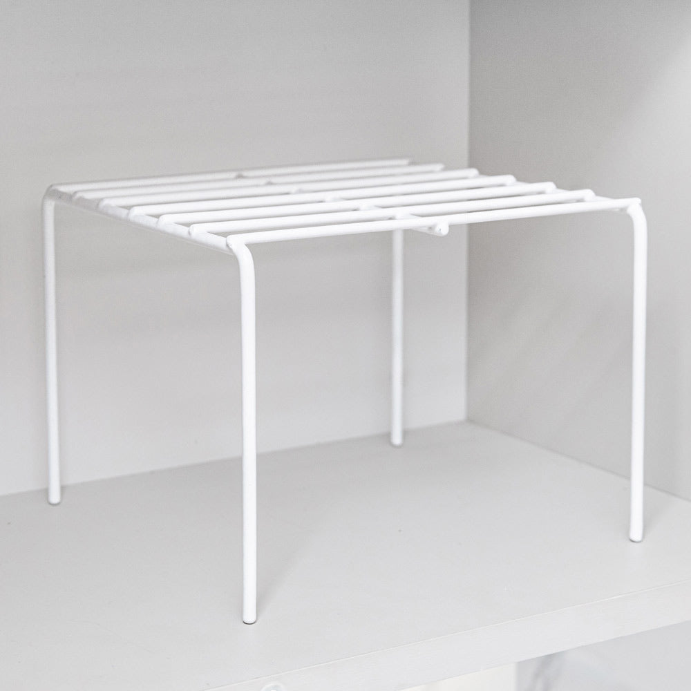 Repisa para reposteros de cocina en color blanco, vacía dentro de un mueble