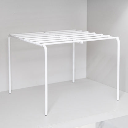 Repisa para reposteros de cocina en color blanco, vacía dentro de un mueble