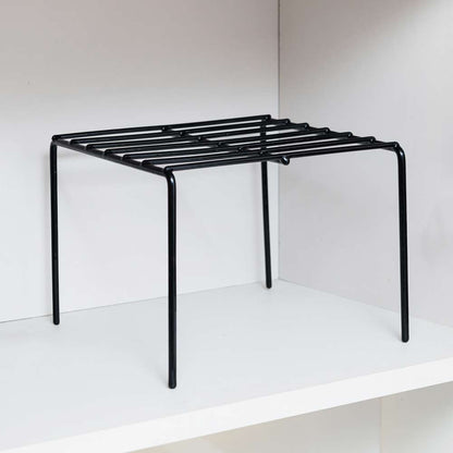 Repisa para reposteros de cocina en color negro, vacía dentro de un mueble