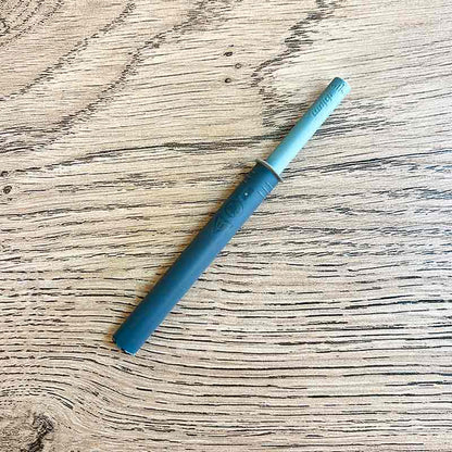 Sistema push to open Tip On mecanismo individual sobre una superficie de madera