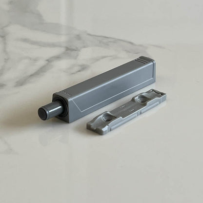 Soporte de amortiguador para puertas de mobiliario y de sistema push to open con el mecanismo insertado junto a la placa de montaje