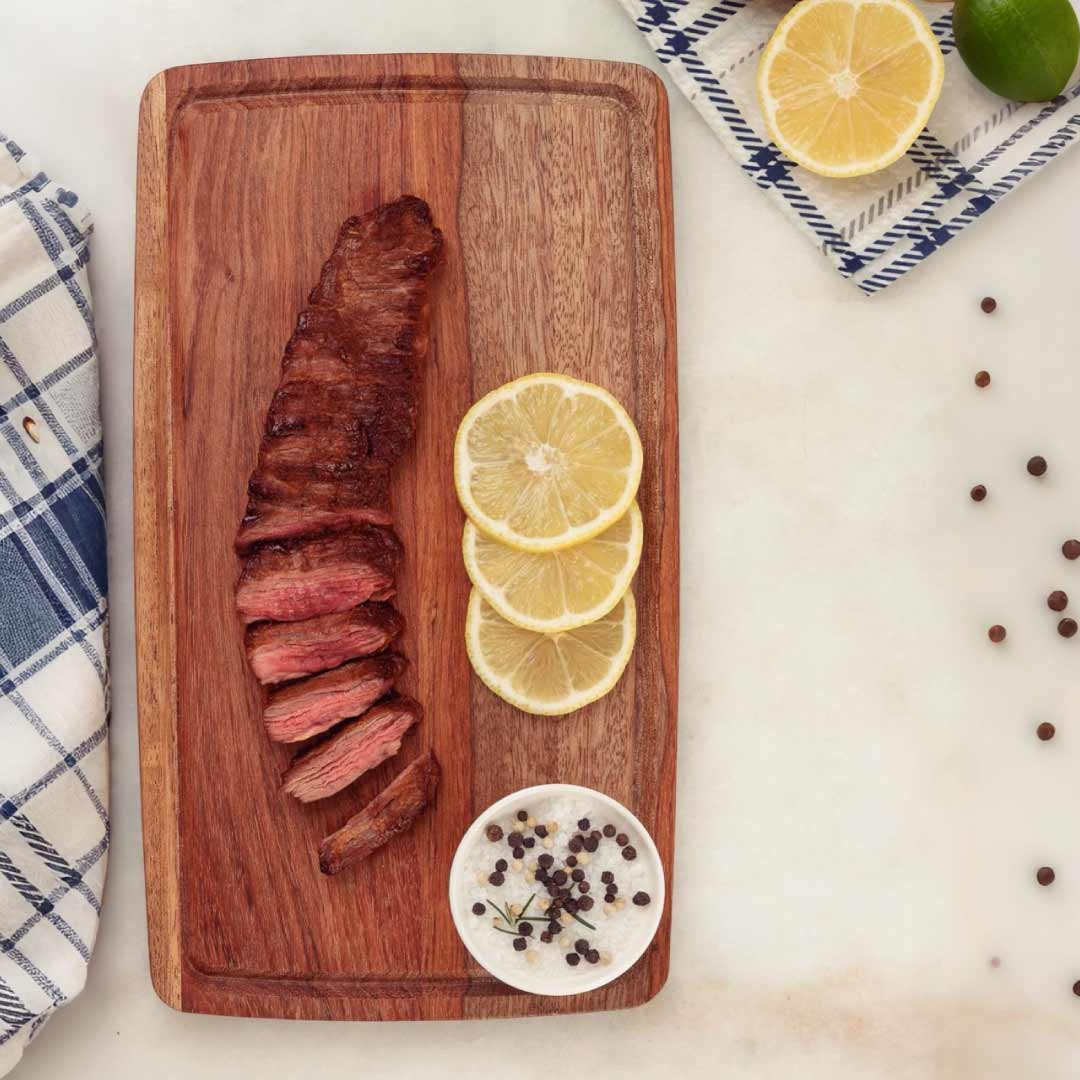 Tabla de picar 001 con carne cortada y rodajas de limón