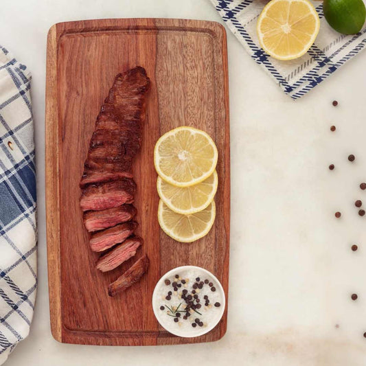 Tabla de picar 001 con carne cortada y rodajas de limón